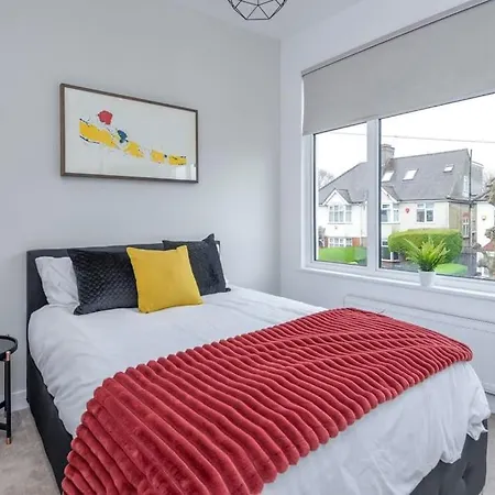 Modern 3 Bed Flat In Apartment Finchley