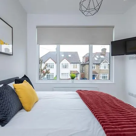Apartment Modern 3 Bed Flat In *