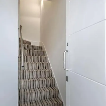 Apartment Modern 3 Bed Flat In *