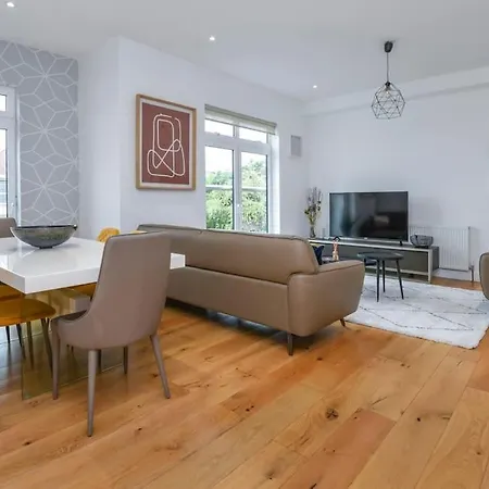 Apartment Modern 3 Bed Flat In *