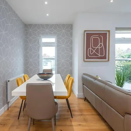 Modern 3 Bed Flat In *