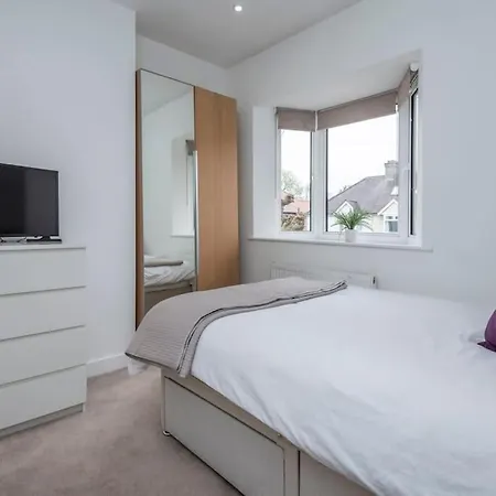 Modern 3 Bed Flat In Apartment Finchley