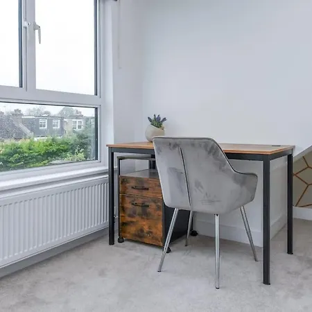 Modern 3 Bed Flat In