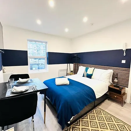 58 Blue House Center Studio, Spot * London