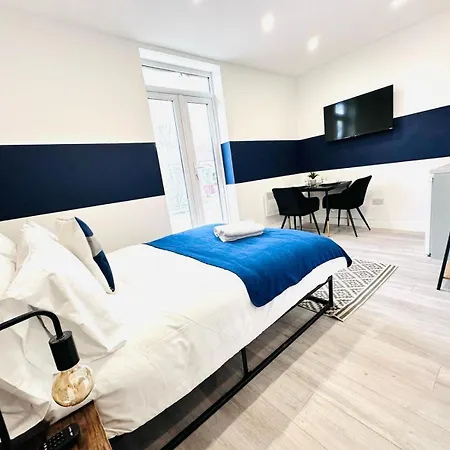 58 Blue House Center Studio, Spot Guest house *