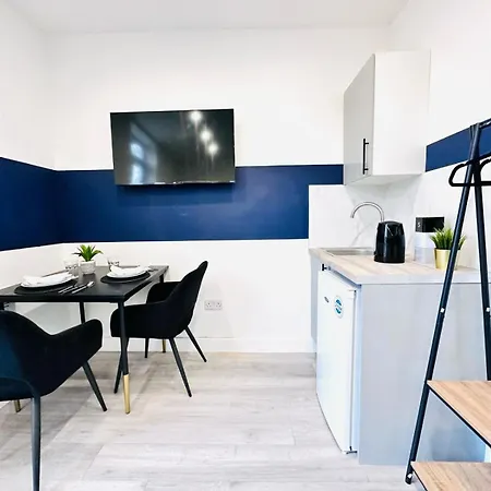 58 Blue House Center Studio, Spot London