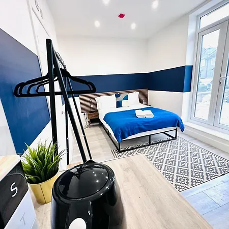 58 Blue House Center Studio, Spot *