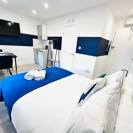 58 Blue House Center Studio, Spot