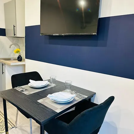 58 Blue House Center Studio, Spot * London