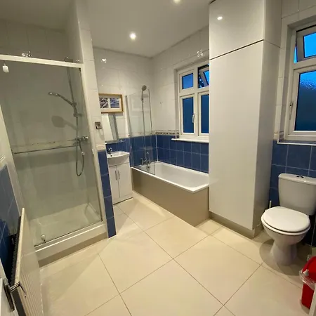 Mushroom Double Bedroom In Nw Guest house Hendon