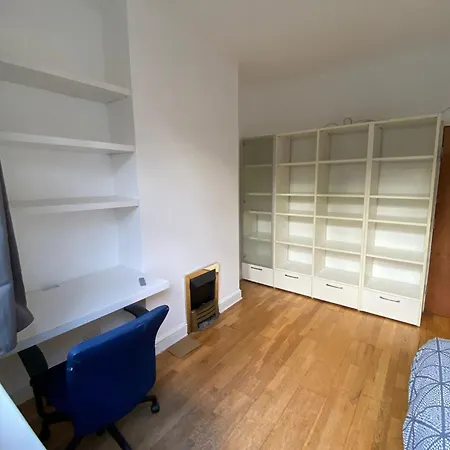 Mushroom Double Bedroom In Nw Hendon