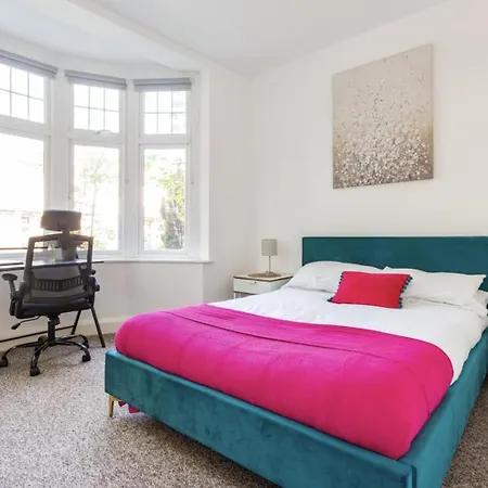 Beautiful 1-bed With Garden In