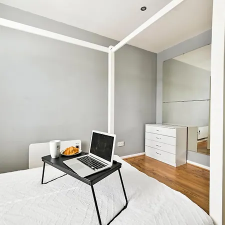 Cosy 1-Bed E15, Sleeps 4, 1 Min From Tube Station Near O2 Arena London