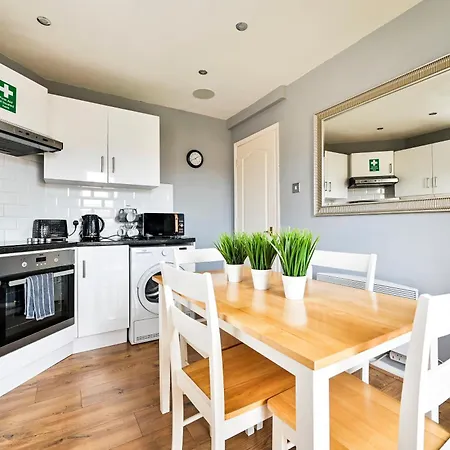 Apartment Cosy 1-Bed E15, Sleeps 4, 1 Min From Tube Station Near O2 Arena London
