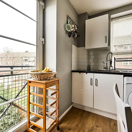 Cosy 1-Bed E15, Sleeps 4, 1 Min From Tube Station Near O2 Arena Apartment London