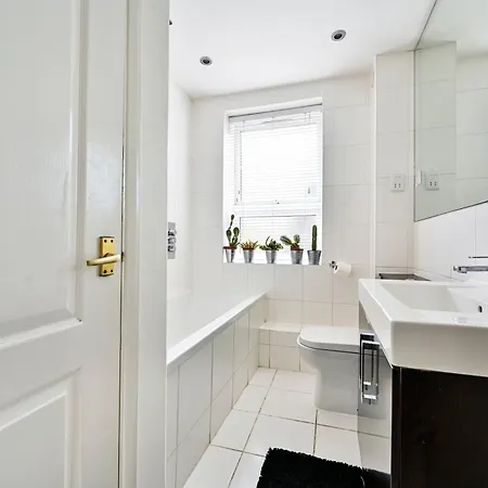 Cosy 1-Bed E15, Sleeps 4, 1 Min From Tube Station Near O2 Arena Apartment