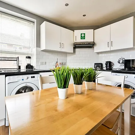 Cosy 1-Bed E15, Sleeps 4, 1 Min From Tube Station Near O2 Arena * London