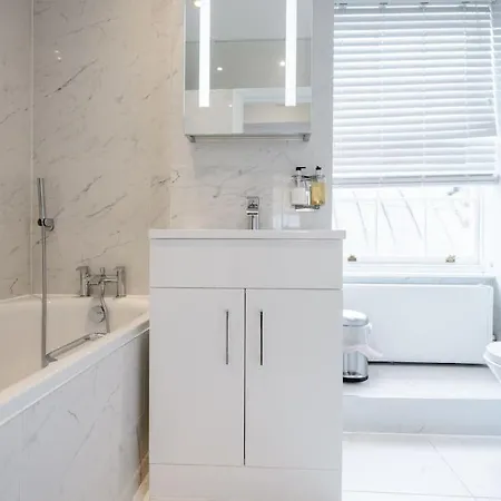 Luxury 3brs House In The Heart Of Victoria London