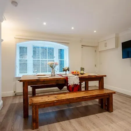 Luxury 3brs House In The Heart Of Victoria *