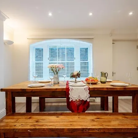 Luxury 3brs House In The Heart Of Victoria