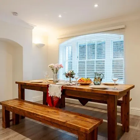 Luxury 3brs House In The Heart Of Victoria * London