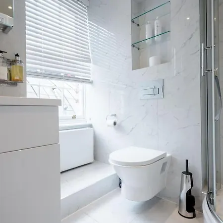 Luxury 3brs House In The Heart Of Victoria * London