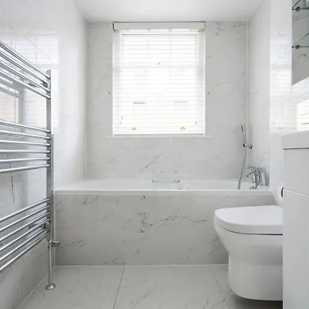 Luxury 3brs House In The Heart Of Victoria *