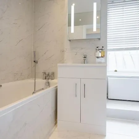 Luxury 3brs House In The Heart Of Victoria *