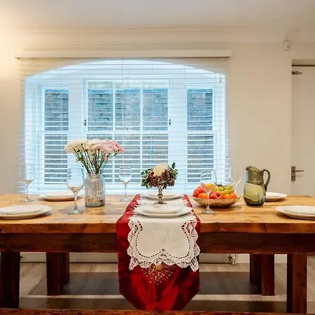 Luxury 3brs House In The Heart Of Victoria