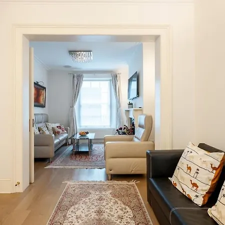 Spacious, Bright & Cosy ~ Ideal Victoria Location! * London