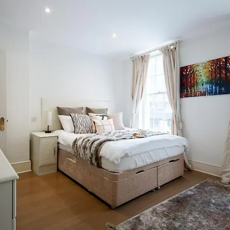Villa Spacious, Bright & Cosy ~ Ideal Victoria Location!