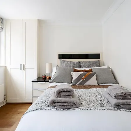 Villa Spacious, Bright & Cosy ~ Ideal Victoria Location! London
