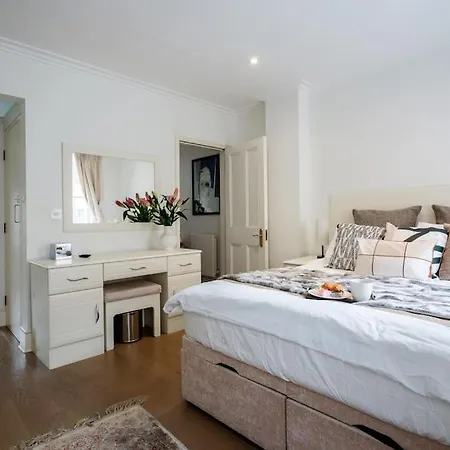 Spacious, Bright & Cosy ~ Ideal Victoria Location! London