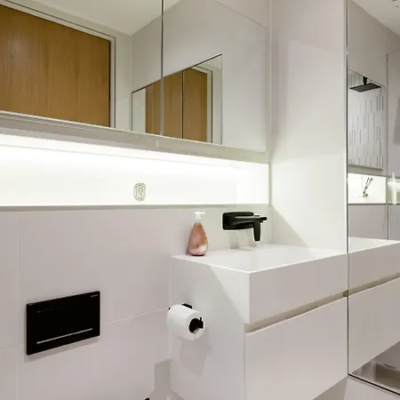 Modern & At Charing Cross Apartment