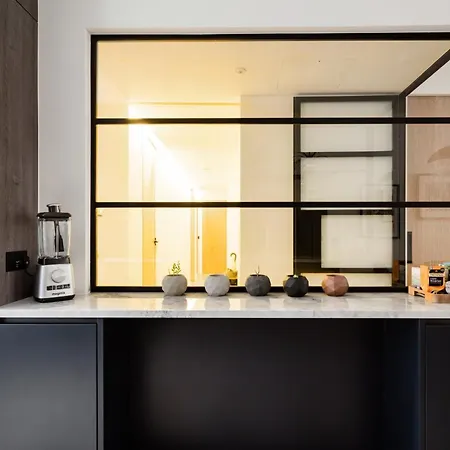 Modern & At Charing Cross Apartment