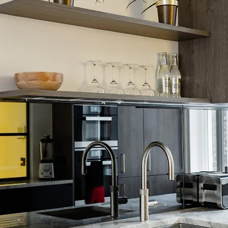 Modern & At Charing Cross Apartment *