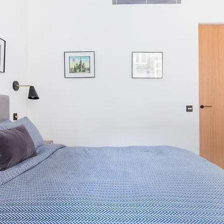 Modern & At Charing Cross Apartment *