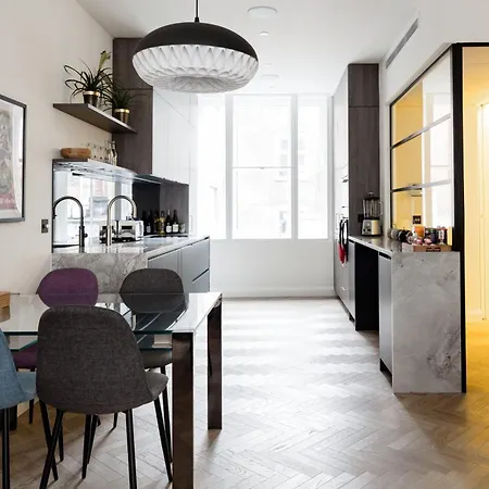 Modern & At Charing Cross Apartment