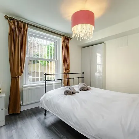 Apartment Kensington Central With Garden London