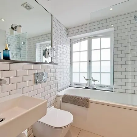 *newly Renovated 2-bed In Heart Of Notting Hill* Apartment