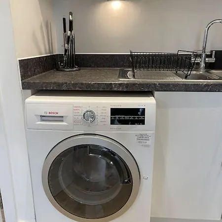 Contemporary Urban Retreat, 2-bedroom Haven By City Airport *