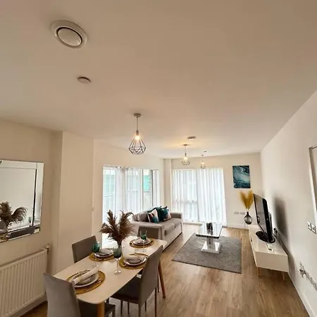 Contemporary Urban Retreat, 2-bedroom Haven By City Airport Apartment *