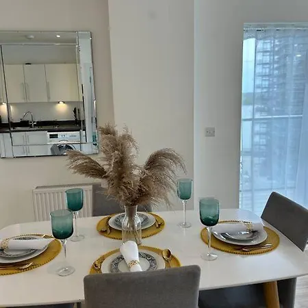 Contemporary Urban Retreat, 2-bedroom Haven By City Airport