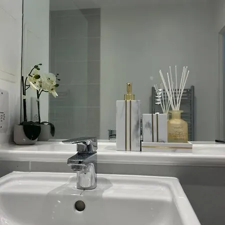 Apartment Contemporary Urban Retreat, 2-bedroom Haven By City Airport