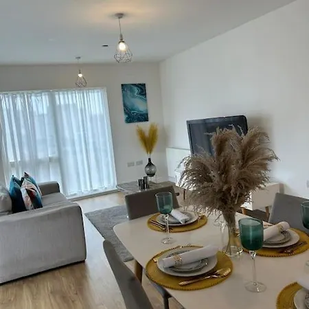 Contemporary Urban Retreat, 2-bedroom Haven By City Airport Apartment London