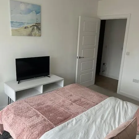 Contemporary Urban Retreat, 2-bedroom Haven By City Airport *