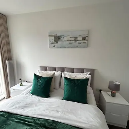 Apartment Contemporary Urban Retreat, 2-bedroom Haven By City Airport London