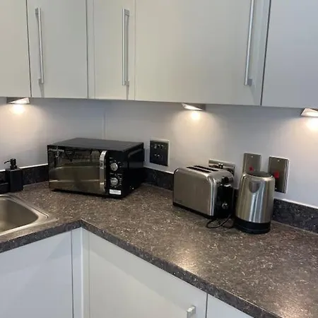 Contemporary Urban Retreat, 2-bedroom Haven By City Airport * London