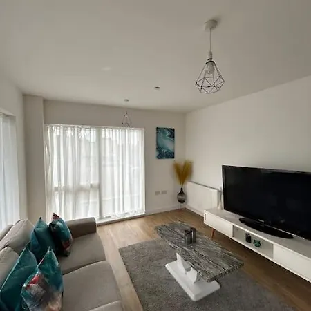 Contemporary Urban Retreat, 2-bedroom Haven By City Airport London