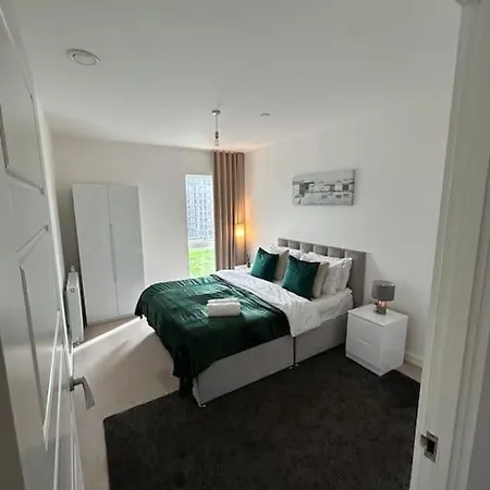 Apartment Contemporary Urban Retreat, 2-bedroom Haven By City Airport *